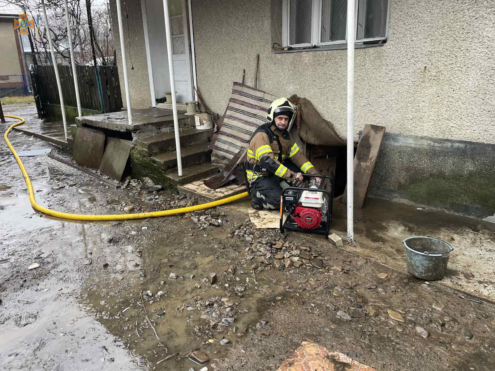 На Закарпатье затопило село, а река Тиса подступает к Виноградову (видео, фото)