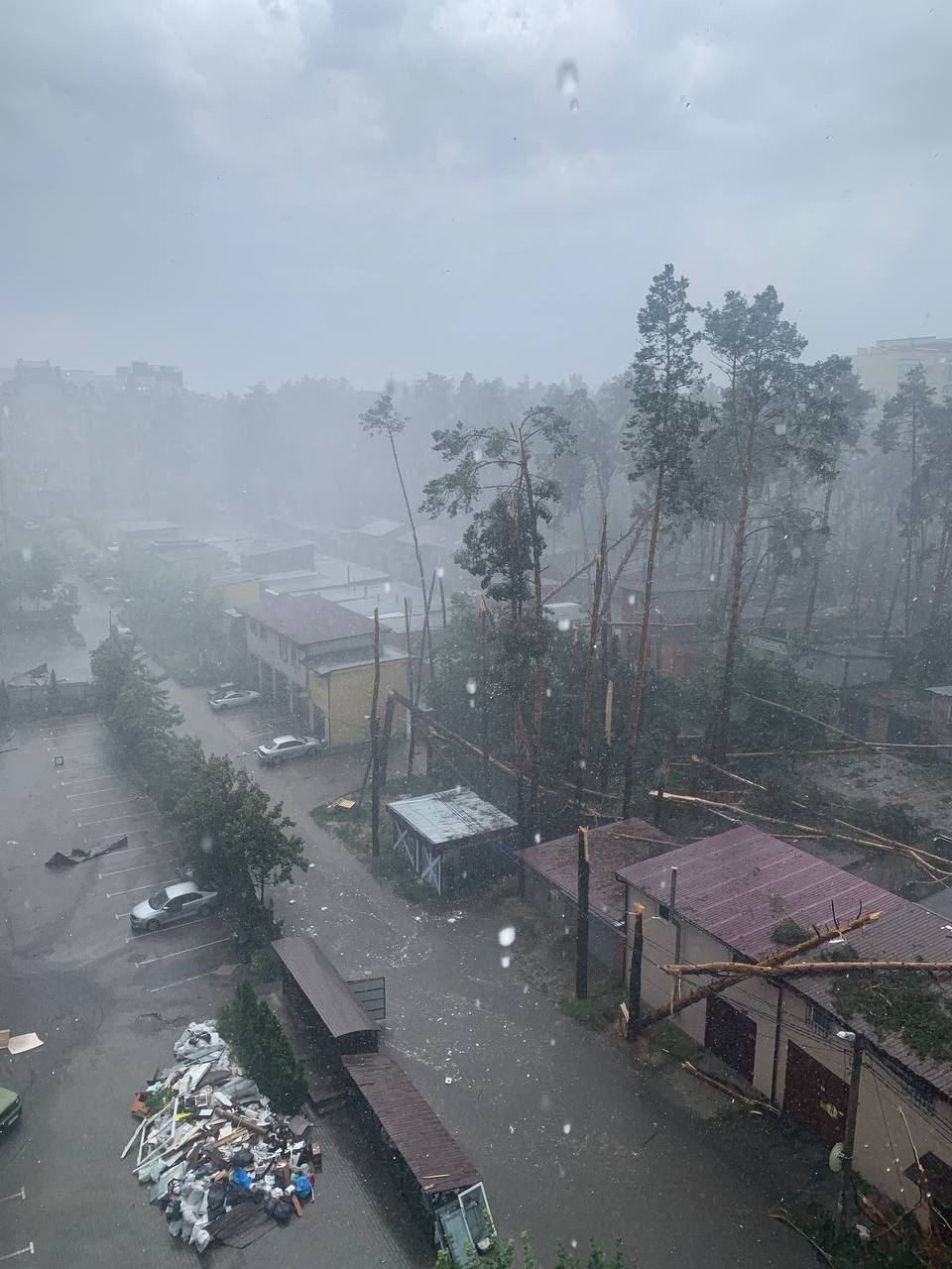 Молнии с градом, утонувшее авто и деревопад: видео и фото жуткой грозы в Киеве
