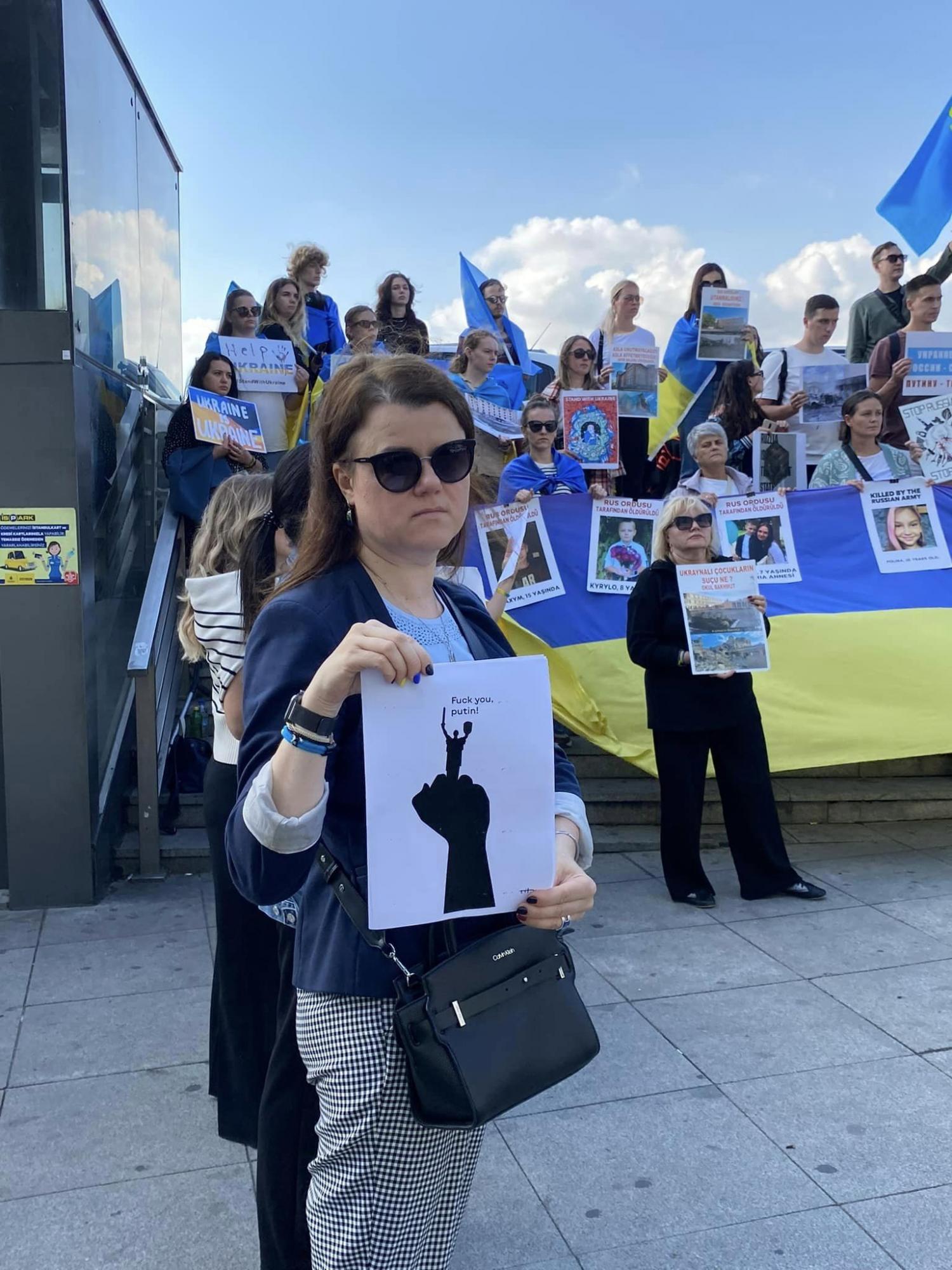 Ракетный террор РФ вывел на митинги в поддержку Украины тысячи людей в разных странах: фото и видео