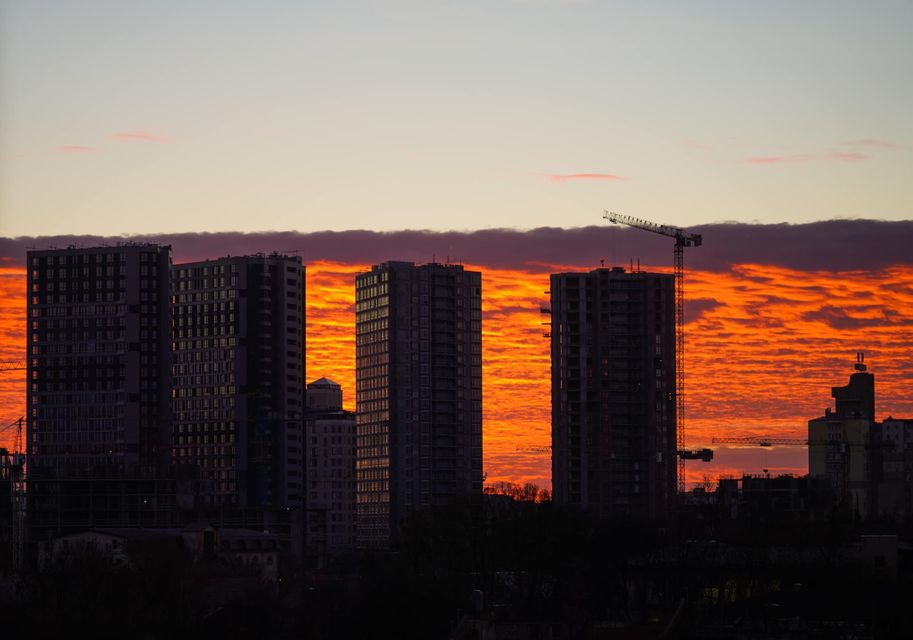 Над Киевом "пылало" небо: смотрите невероятные фото огненного заката