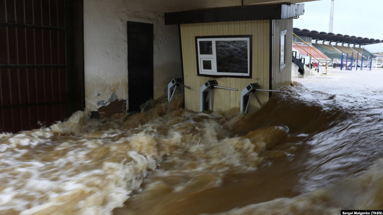 Керч знову пішла під воду через потужні зливи: що відбувається в затопленому місті (відео, фото)