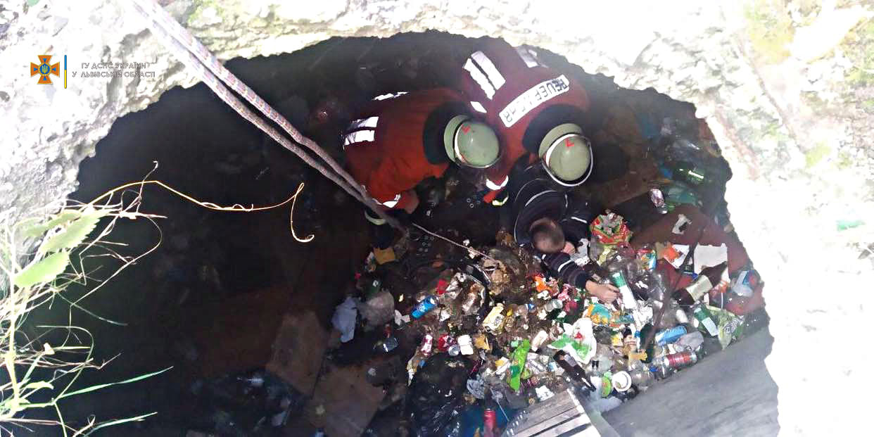 Під Львовом люди провалилися в 4-метрову яму (фото)