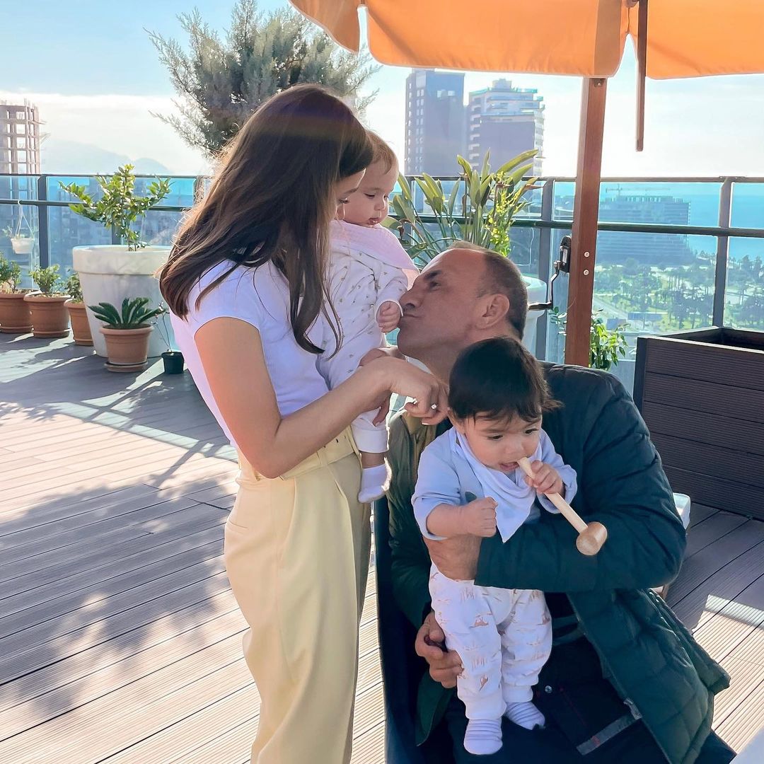 24-летняя россиянка воспитывает 21 ребенка от мужа-миллионера: тратит огромную сумму на 16 нянек