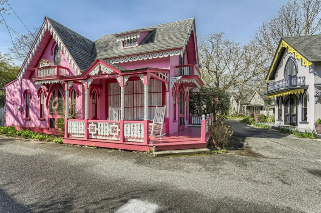 Рожевий рай. У США продають справжній ляльковий будинок для людей (фото)