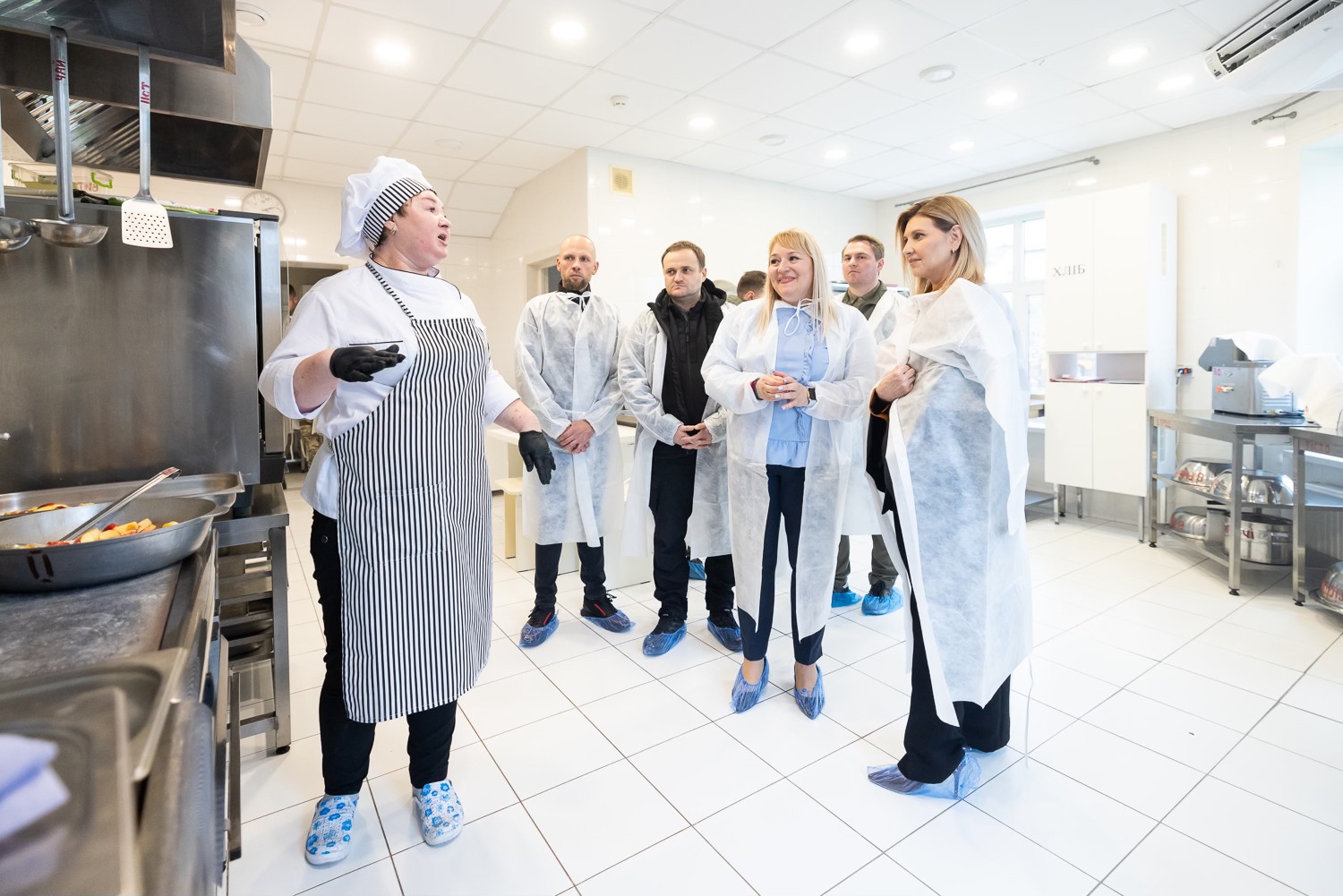 Олена Зеленська вразила модним осіннім образом: пальто-кімоно та яскрава сорочка