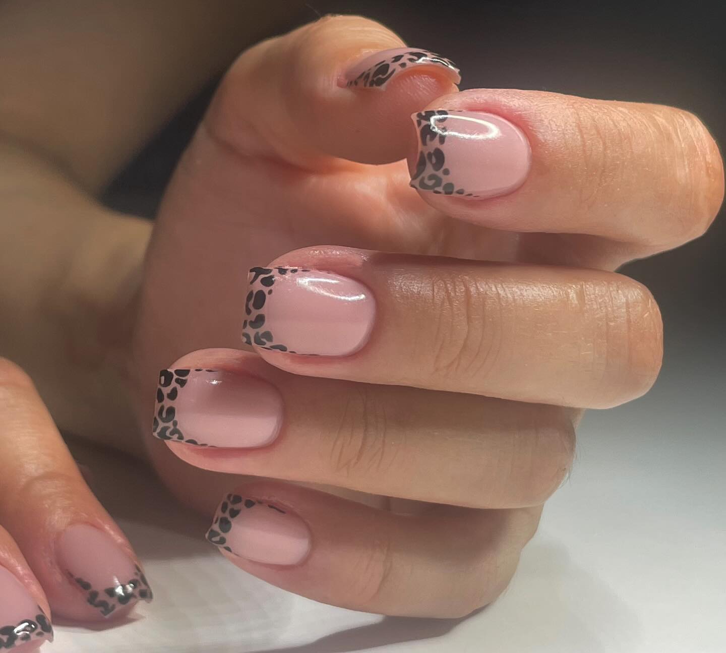 Який манікюр зараз в тренді: топ-7 кольорів та дизайнів, які стануть абсолютними хітами осені