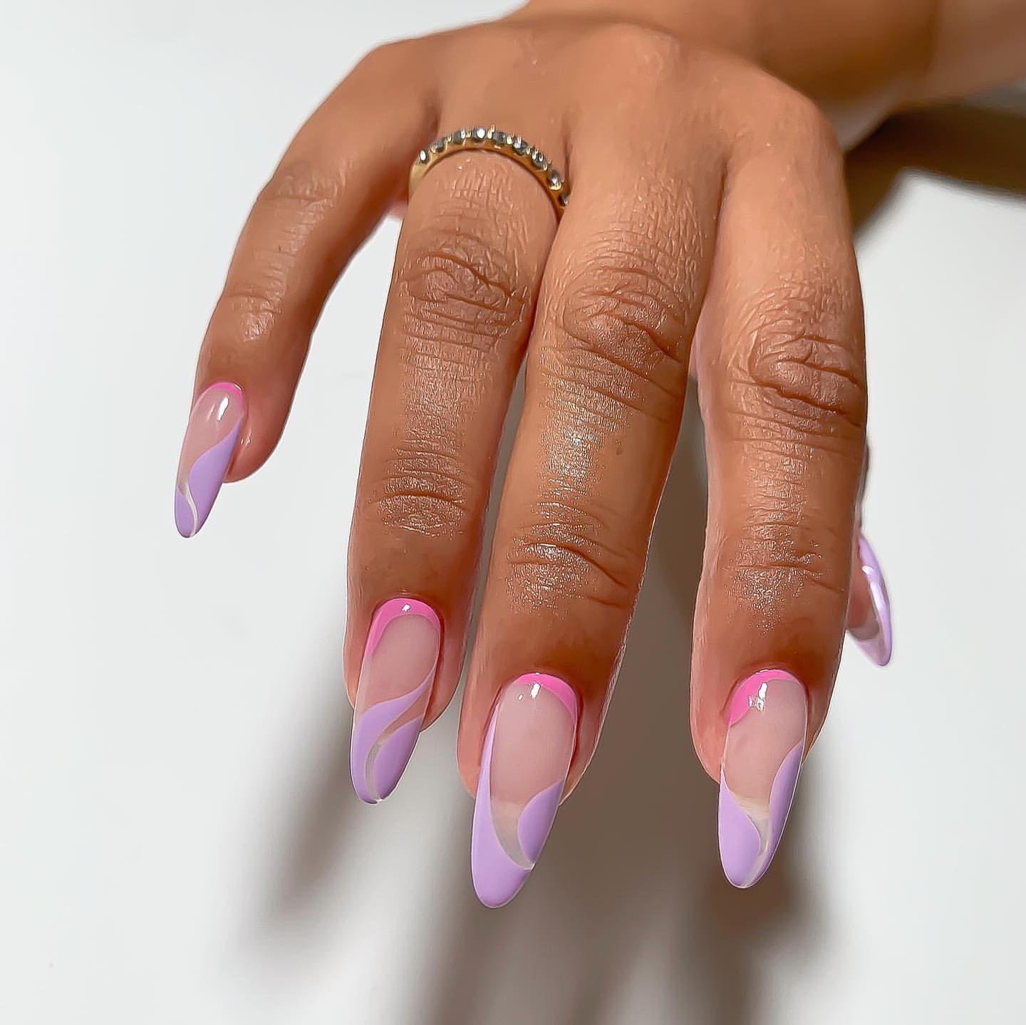 8 ідей фіолетового французького манікюру: від блискучих кінчиків до лавандових акцентів