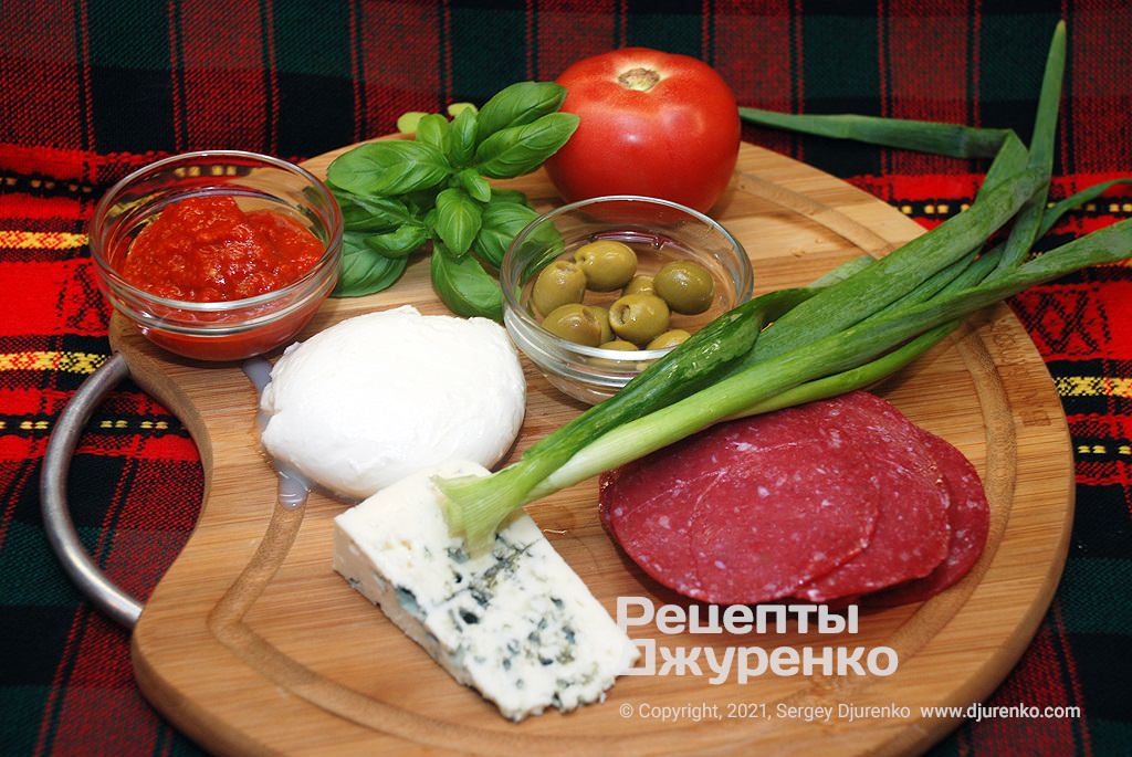 Кулинар дал рецепт простой пиццы из хлеба: готовится за 10 минут!