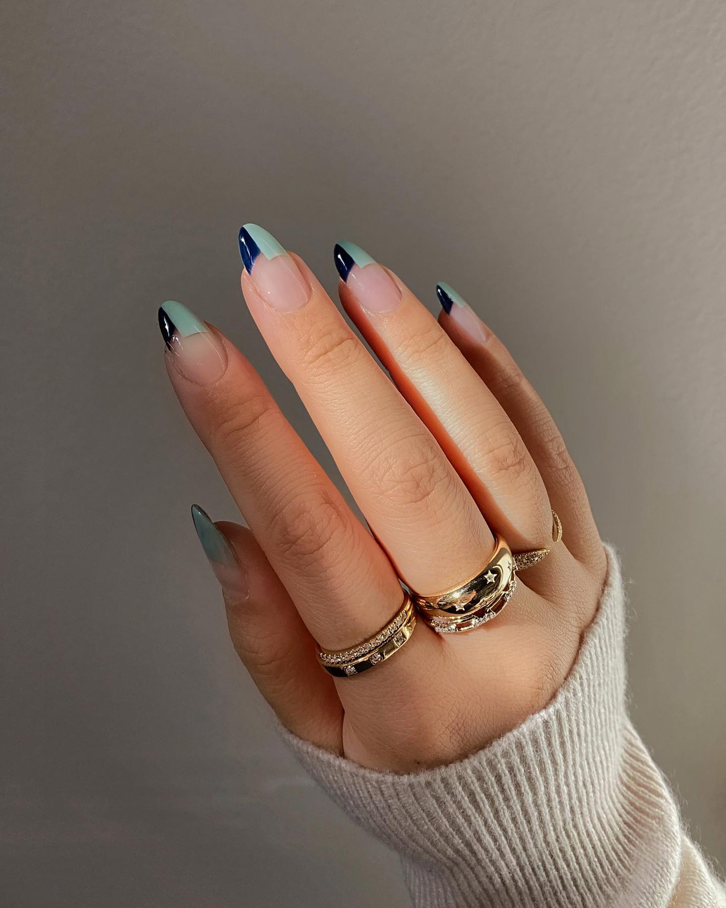 Новинки манікюру на осінь: 7 ідей трендового темно-синього "френча"