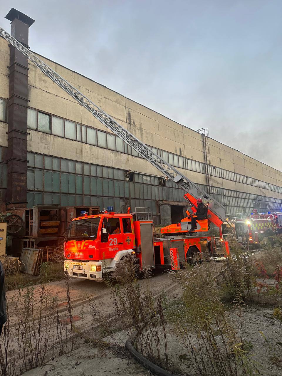 У Львові спалахнула пожежа на території автобусного заводу (фото)