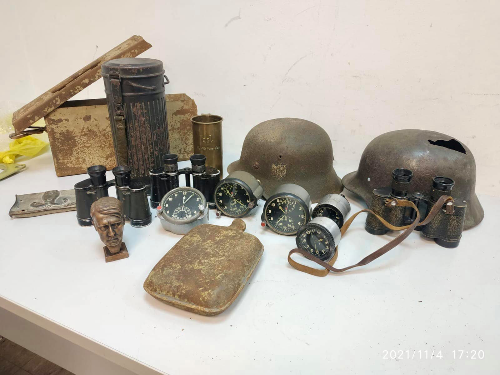 Украинец пытался вывезти ценности Третьего рейха, но попался: фото предметов