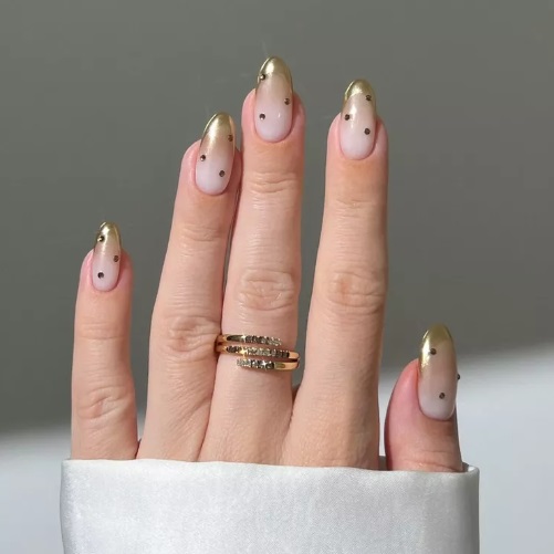 Який вигляд мають нігті хром: 8 ідей популярного "френча" з металевими кінчиками