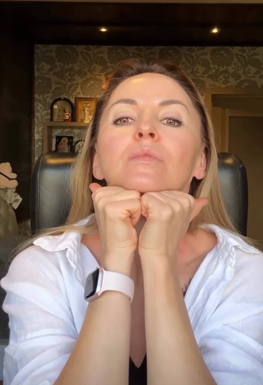 Косметолог показала 3 упражнения, которые помогут быстро избавиться от второго подбородка