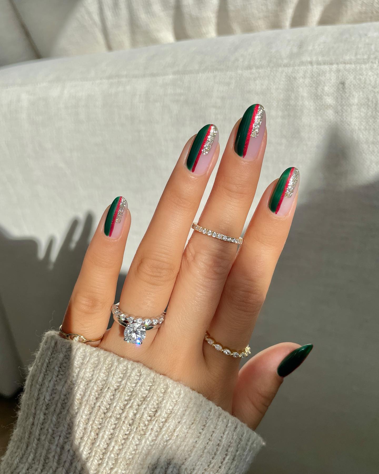 Ідеї новорічного манікюру 2025: стильні та святкові варіанти для довгих нігтів