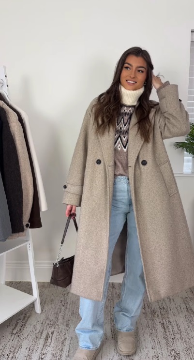 Стильно и тепло: блогерша показала, как стилизовать рождественский свитер