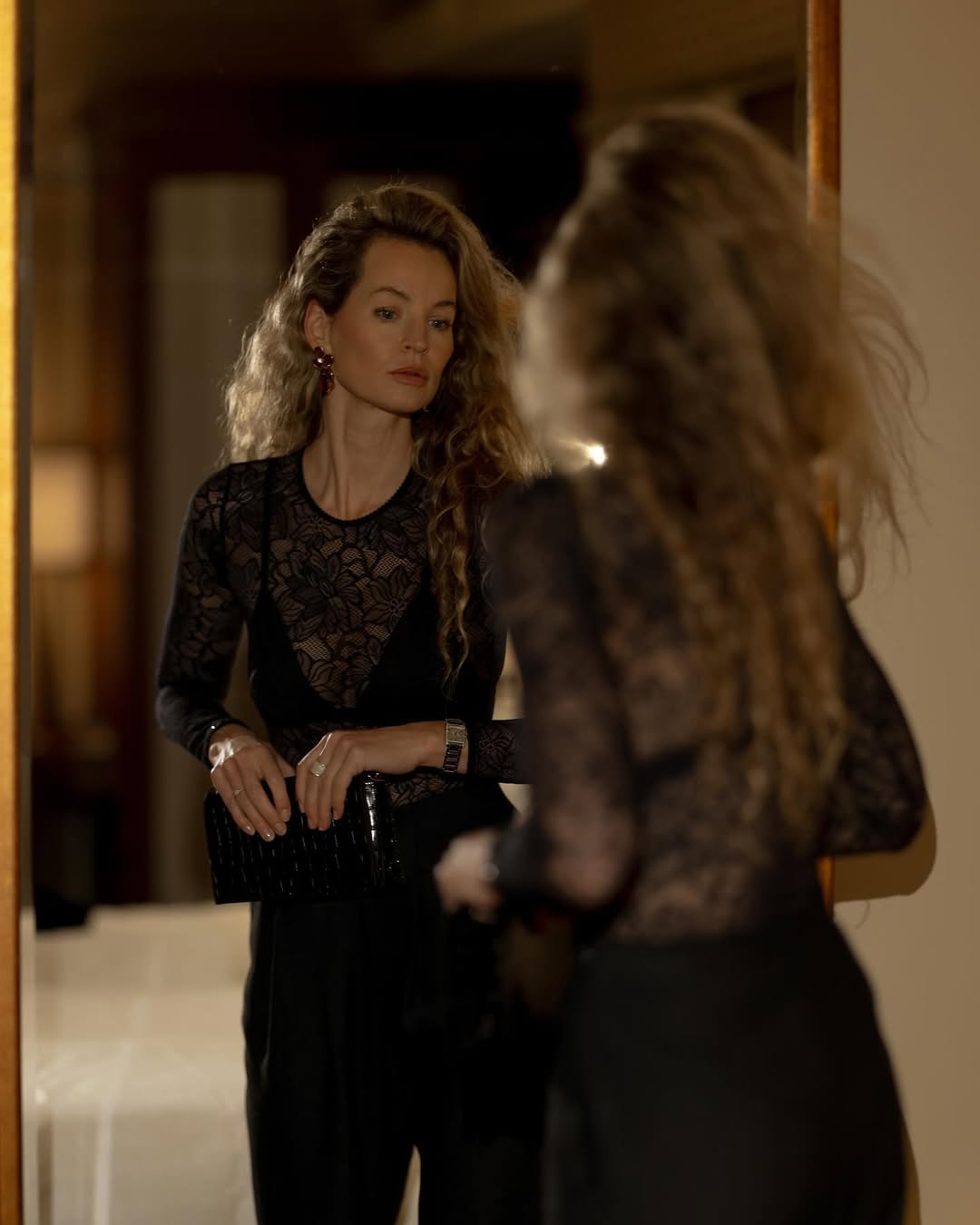 Total black: фешн-блогер показала елегантний образ на Новий рік, який зможе повторити кожна