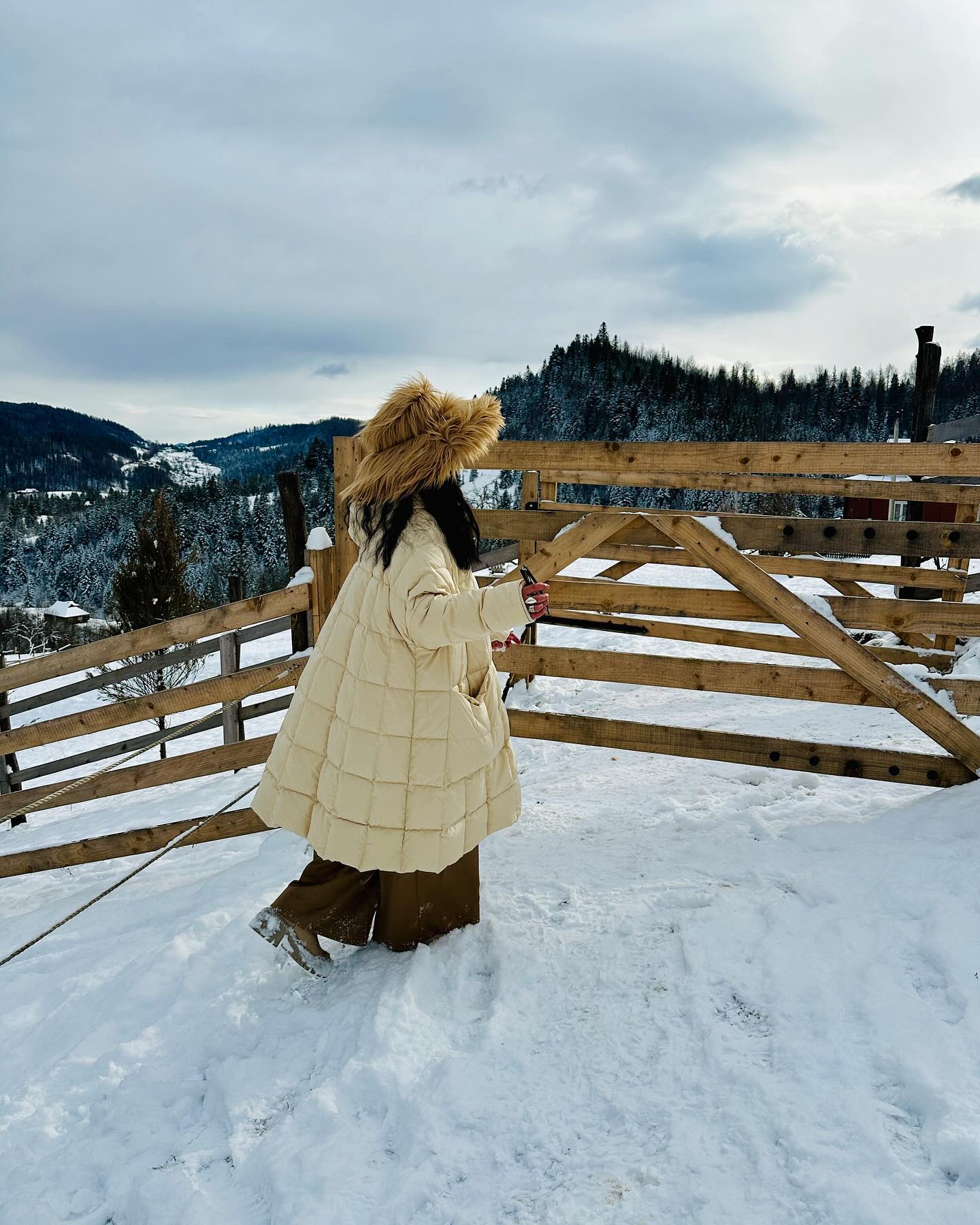 Длинный пуховик и теплая панама: Джамала показала трендовый образ на зиму 2025