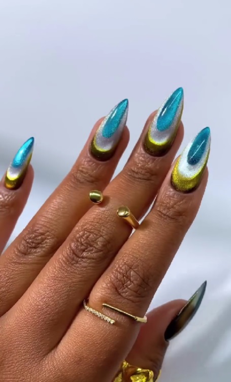 Маникюр "бархатное стекло" становится трендом: 11 модных идей на зиму 2025