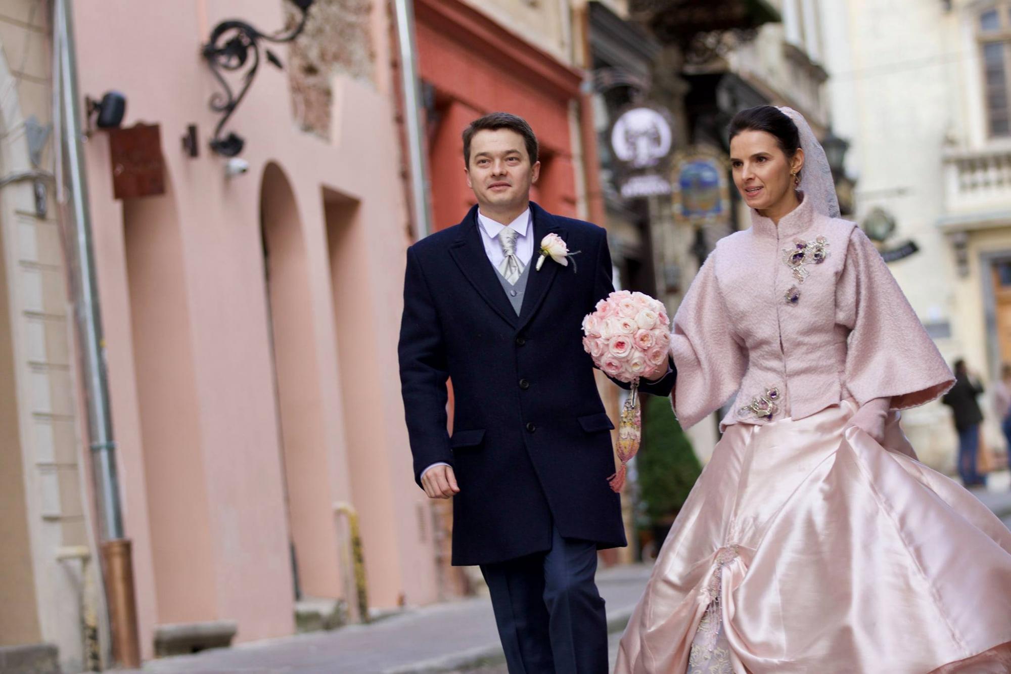 Появились красивые фото со свадьбы известного украинского дирижера Оксаны Лынив