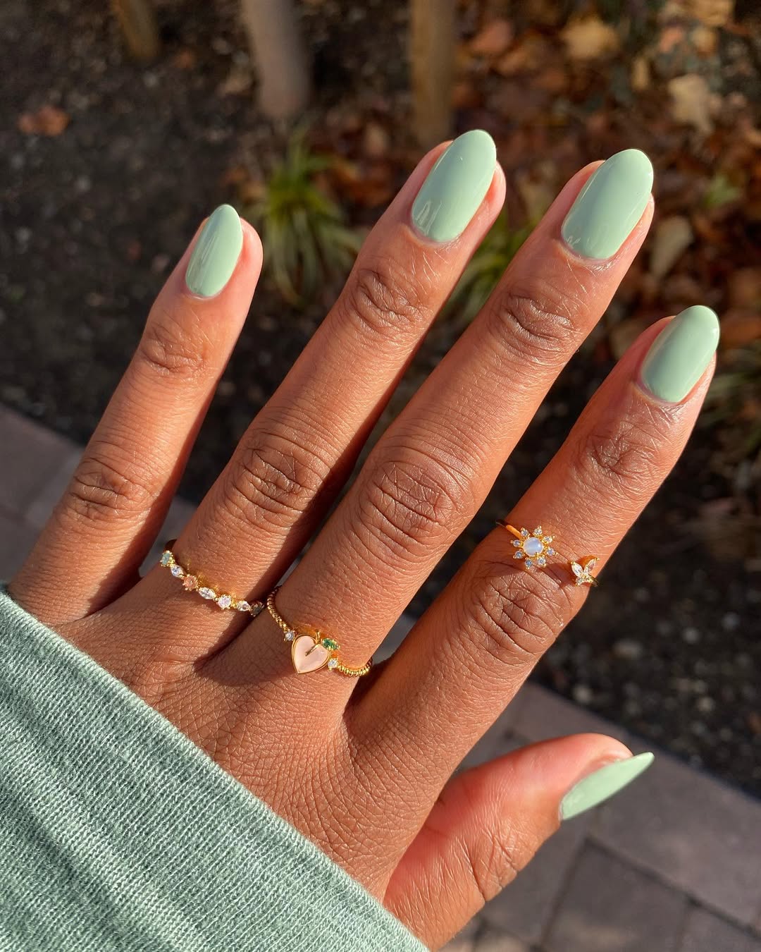 Светлый маникюр на весну: какой оттенок станет хитом в апреле 2025