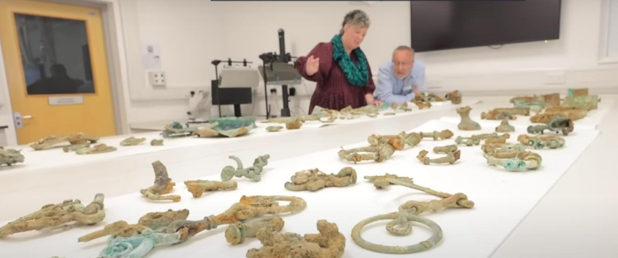 Аматор з металошукачем знайшов найцінніший скарб в Англії: що там було