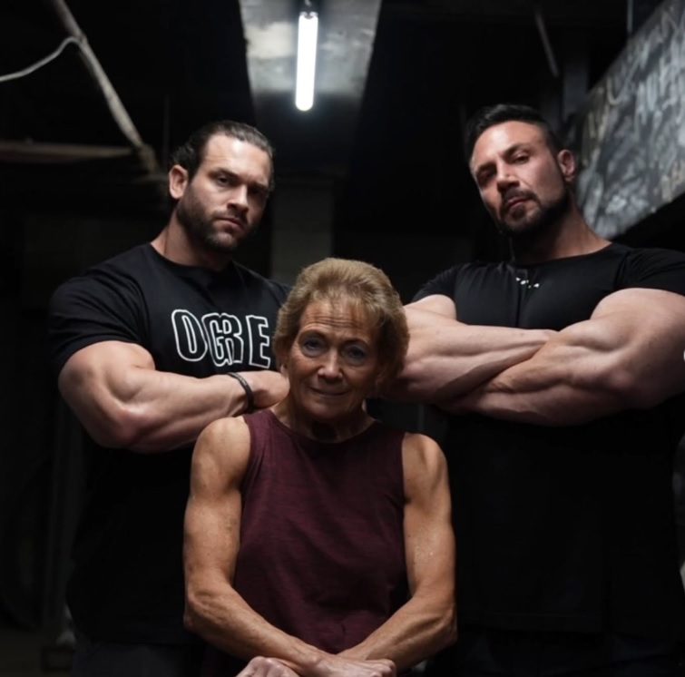 Никогда не поздно! 68-летняя женщина со стальным прессом делится секретами идеального тела