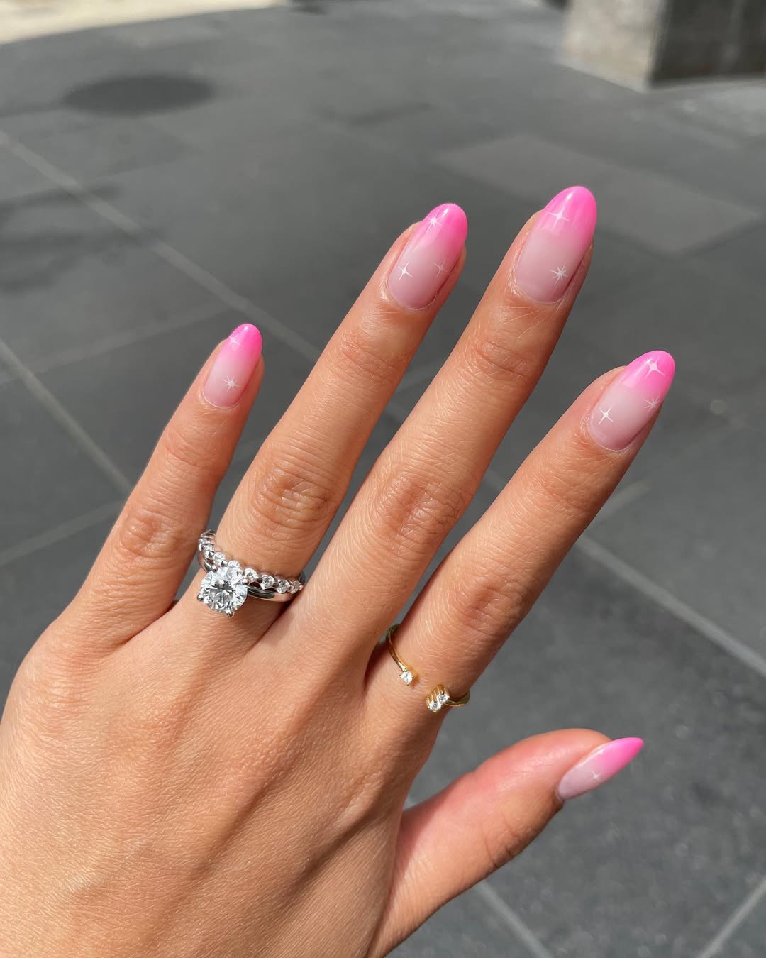 Трендовий манікюр на весну-2025: 7 ідей стильного френча з яскравими кінчиками