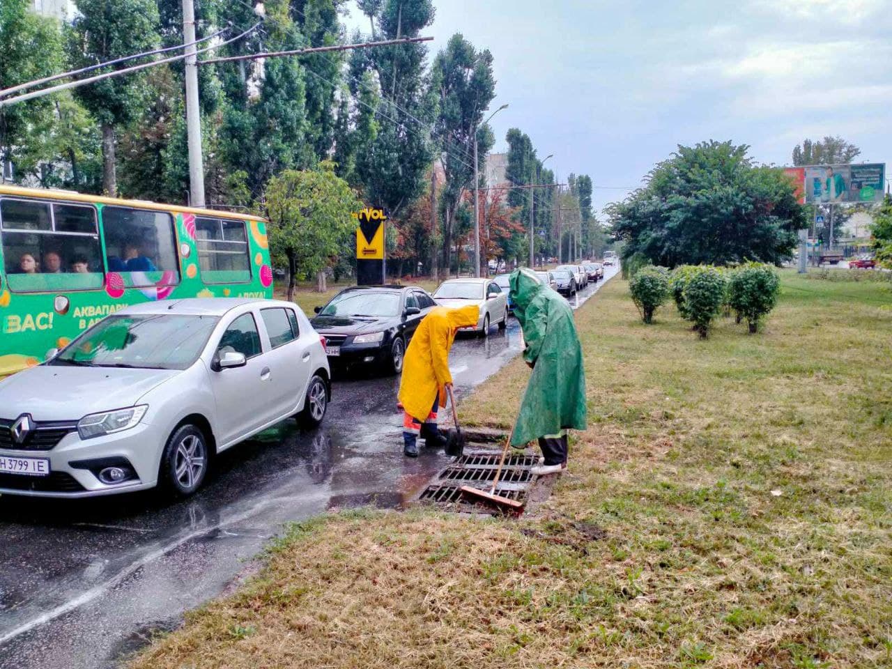 Залповый ливень затопил часть Одессы: последствия непогоды показали на видео