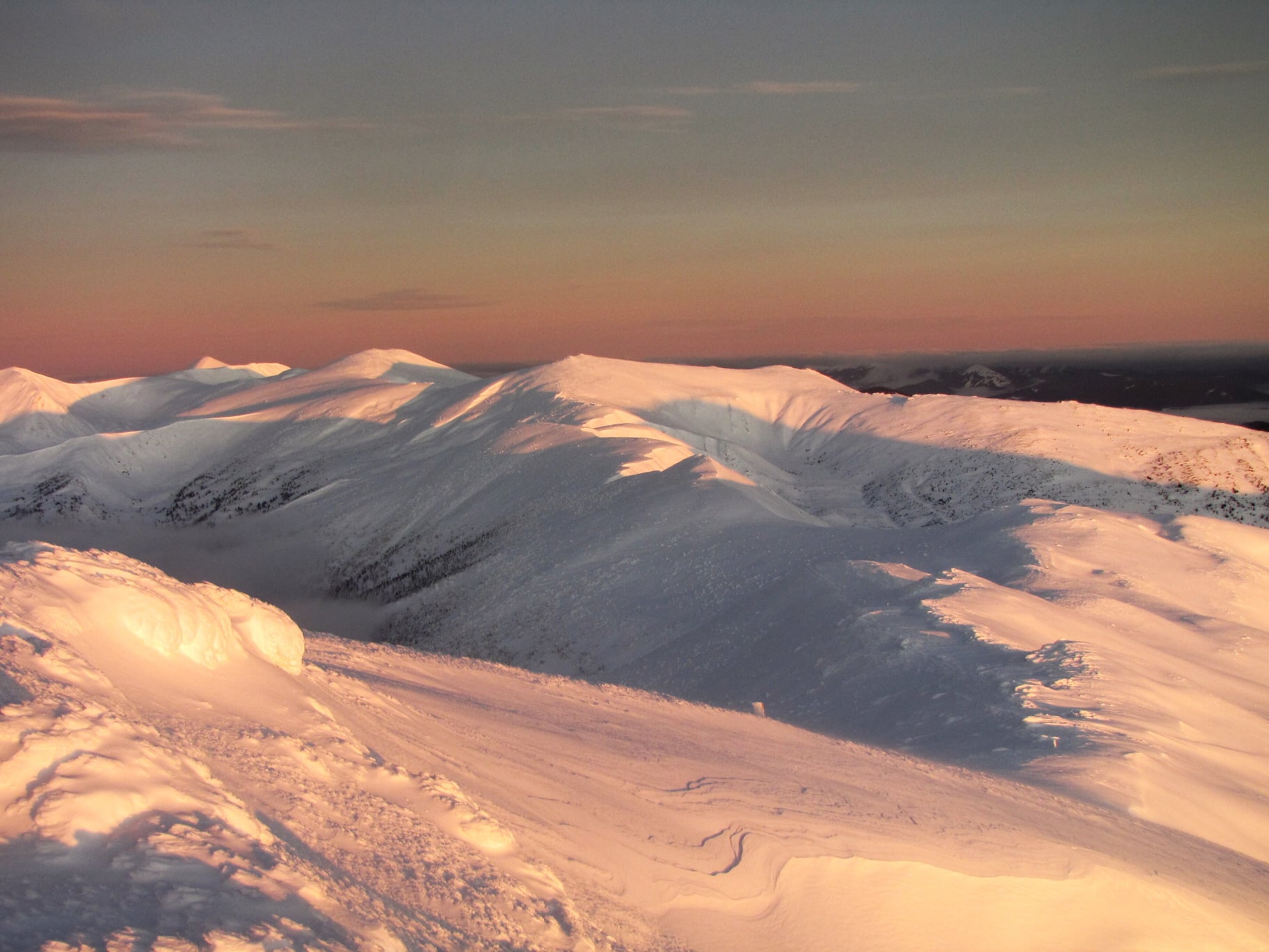 Красоту заснеженных Карпат в лучах солнца показали на сказочных фото