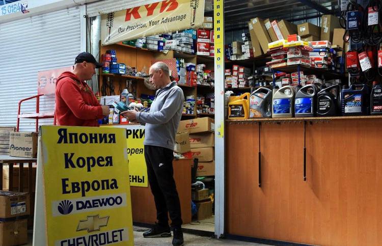 Харків'ян не перемогти: на легендарному "Барабашово" знову кипить торгівля і роздача гуманітарки