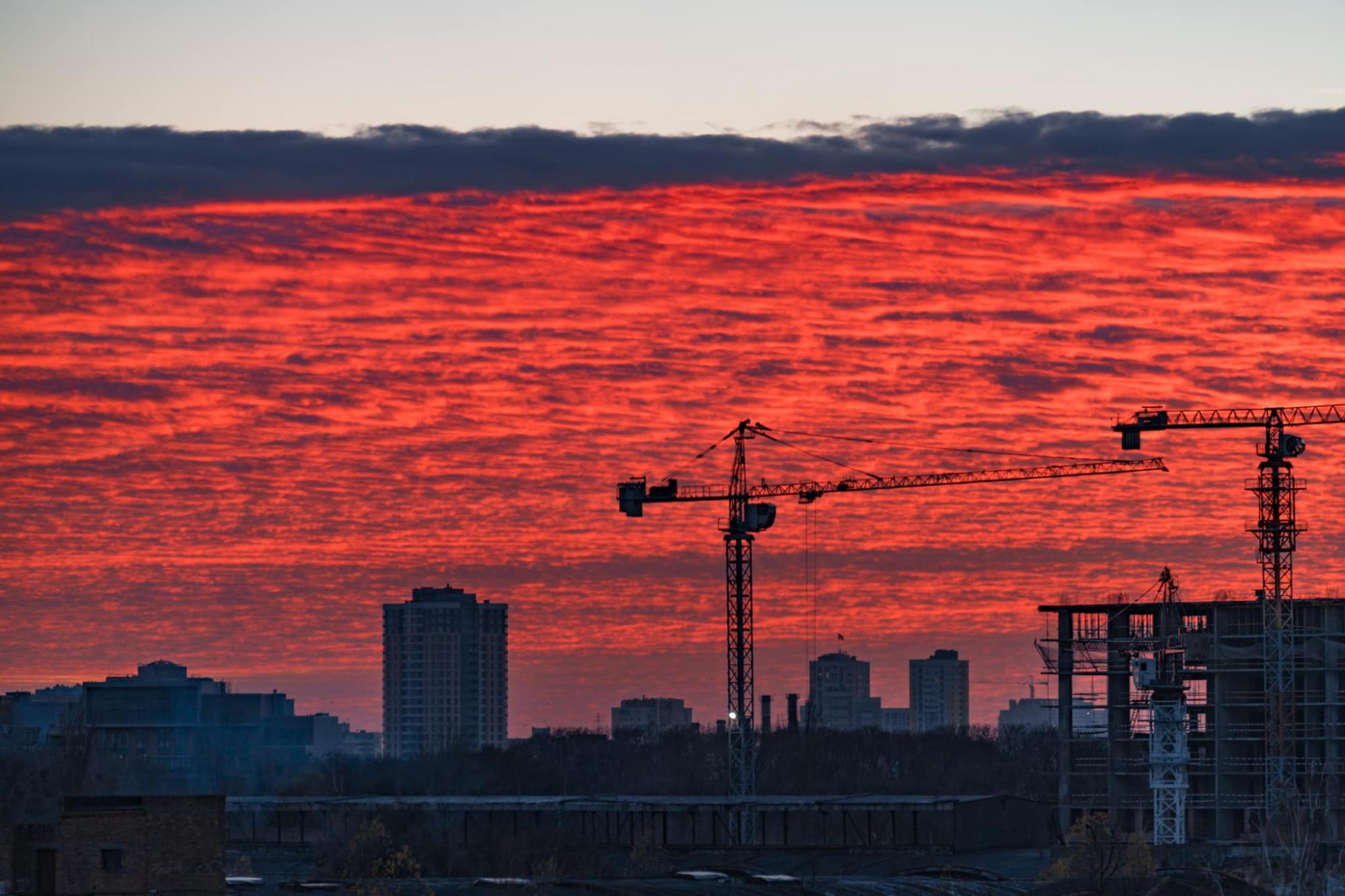 Над Киевом "пылало" небо: смотрите невероятные фото огненного заката