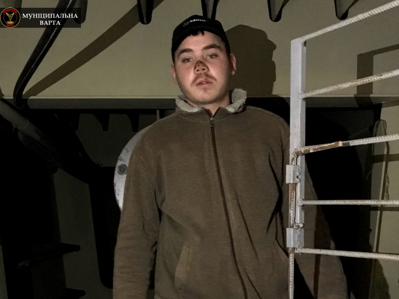 Бесплатное жилье в центре Киева: бездомный обустроил убежище в опоре стеклянного моста (фото)