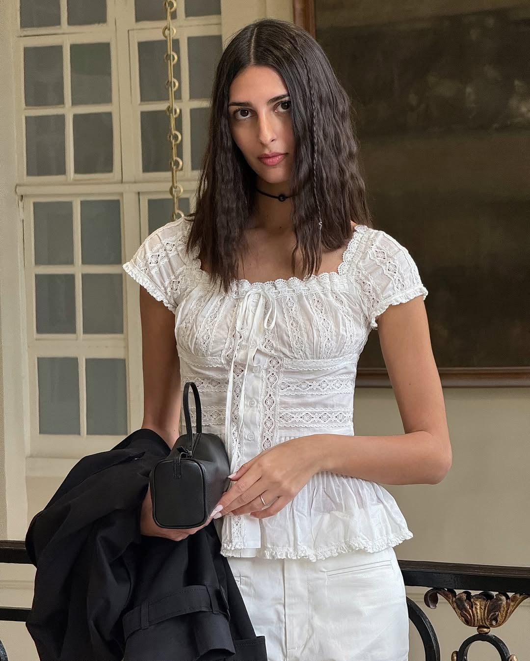 Цей колір джинсів - головний хіт літа 2025: з чим їх носити, щоб виглядати модно