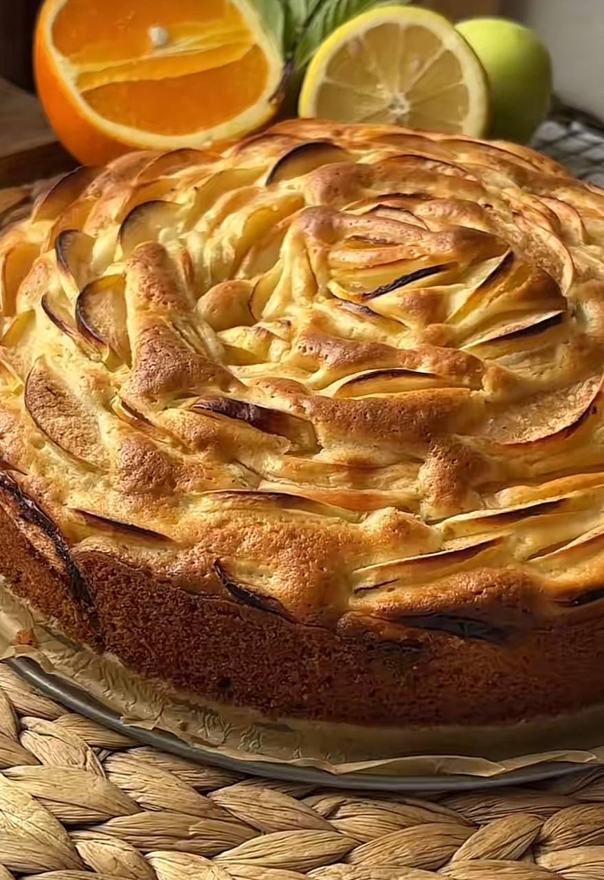 Готуємо смачну шарлотку на Яблучного Спаса: виходить неймовірно ніжною