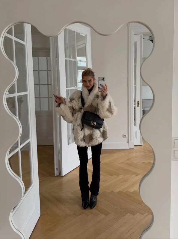 Хутро "баранчик" знову в моді: як його носити взимку 2025-2026