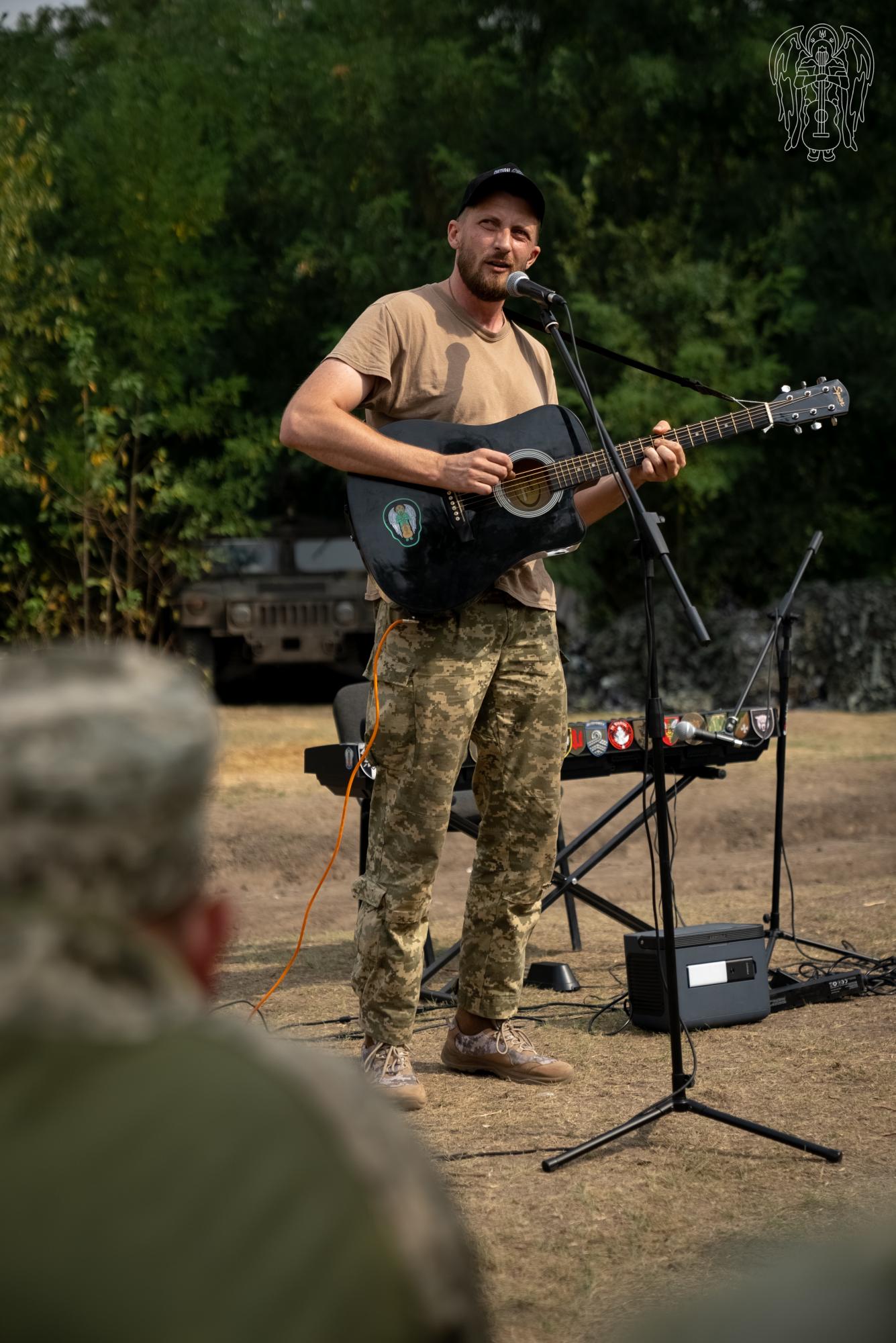 Молитва серед руїн храму: українські військові випустили кліп, який розриває душу (відео)