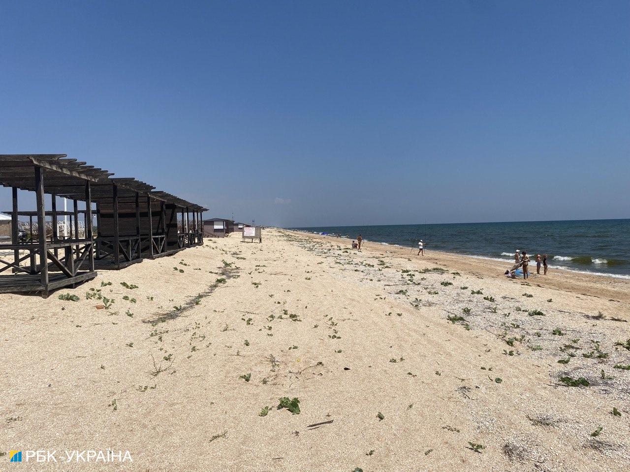 "Люди выезжают". Появились новые фото оккупированной Арабатской Стрелки в разгар сезона