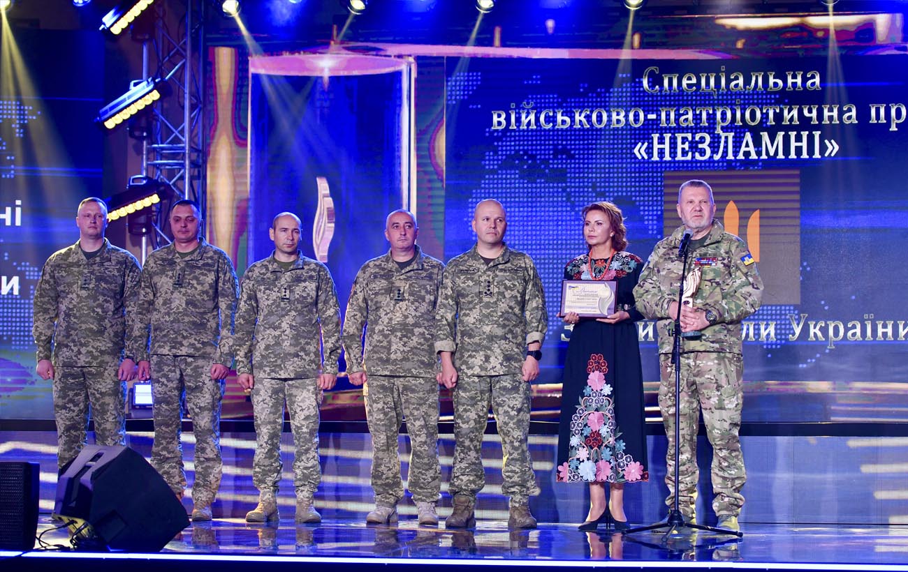 Вручення спеціальної військово-патріотичної премії «Незламні» Збройним Силам України. Почесну нагороду вручають Сергій Куніцин та Марина Ставнійчук. Почесну нагороду отримують - заступник головнокомандувача ЗСУ, генерал-лейтенант Євген Мойсюк (третій справа) та бойові комбриги ЗСУ, які представляють різні роди військ. 5 листопада 2023 року відбулася 27-ма об’єднана урочиста церемонія вручення премії «Людина року 2021-2022»