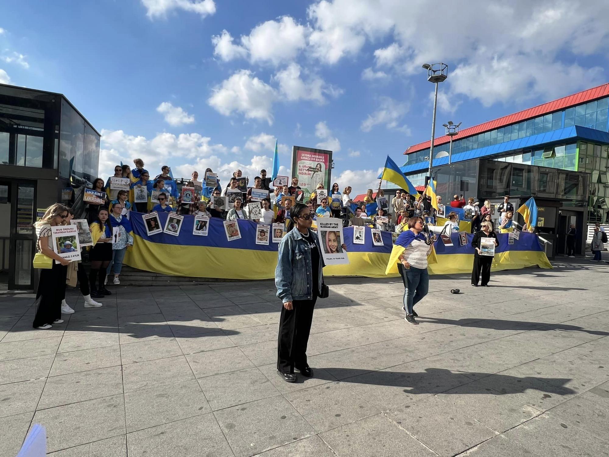 Ракетный террор РФ вывел на митинги в поддержку Украины тысячи людей в разных странах: фото и видео