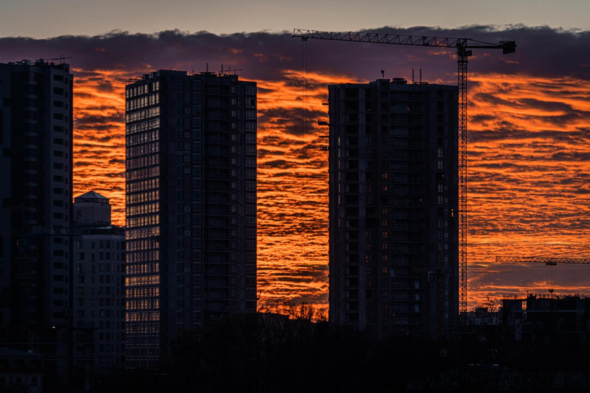 Над Киевом "пылало" небо: смотрите невероятные фото огненного заката