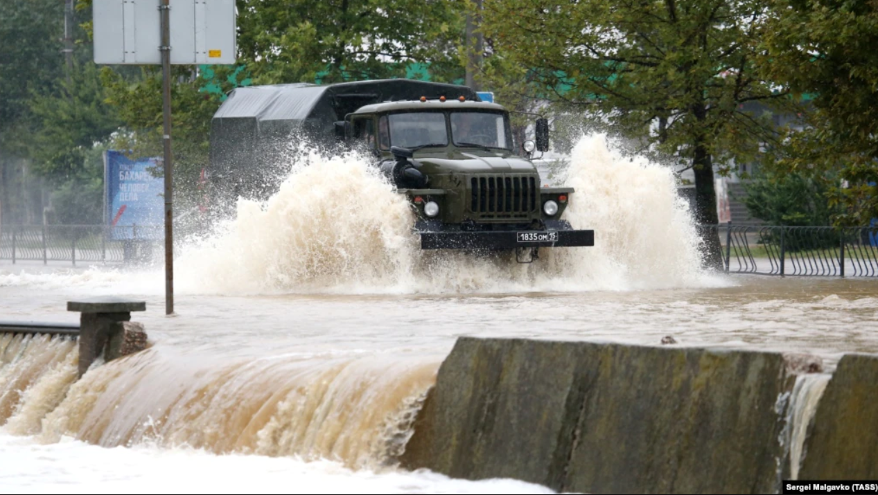 Керч знову пішла під воду через потужні зливи: що відбувається в затопленому місті (відео, фото)