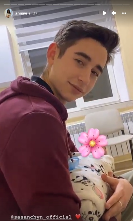 Роман Сасанчин рассказал о тяжелых родах жены: "схватки были очень болезненными"