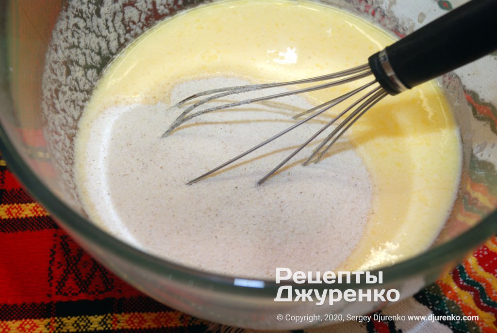 Кулинар поделился простым рецептом манника на кефире: недорого и бесподобно вкусно!