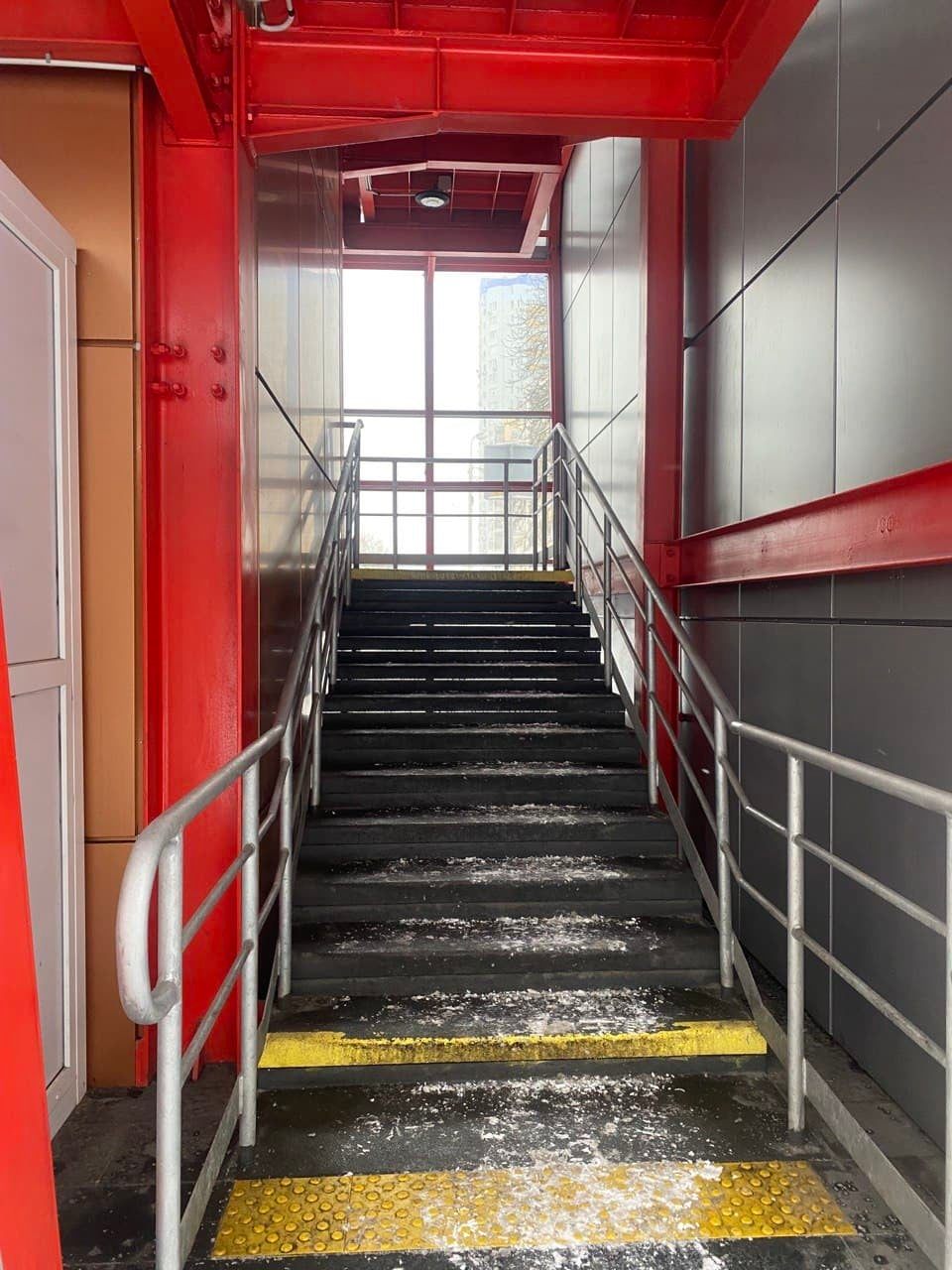 У Києві замерзли ліфти надземних переходів: жителі столиці обурюються