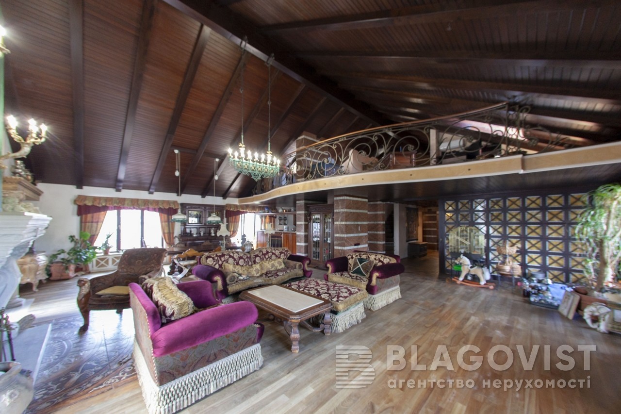 Власний ліфт і три рівні: як виглядає квартира за 28 мільйонів у центрі Києва (фото)