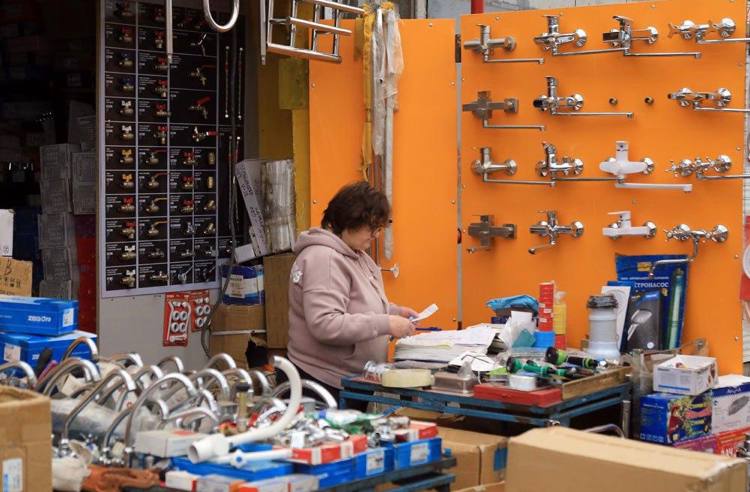 Харків'ян не перемогти: на легендарному "Барабашово" знову кипить торгівля і роздача гуманітарки