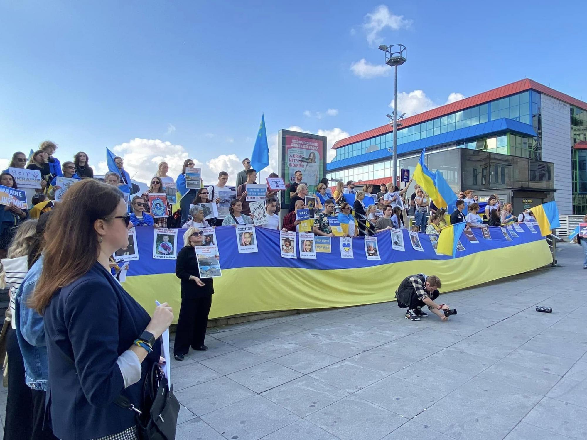 Ракетный террор РФ вывел на митинги в поддержку Украины тысячи людей в разных странах: фото и видео