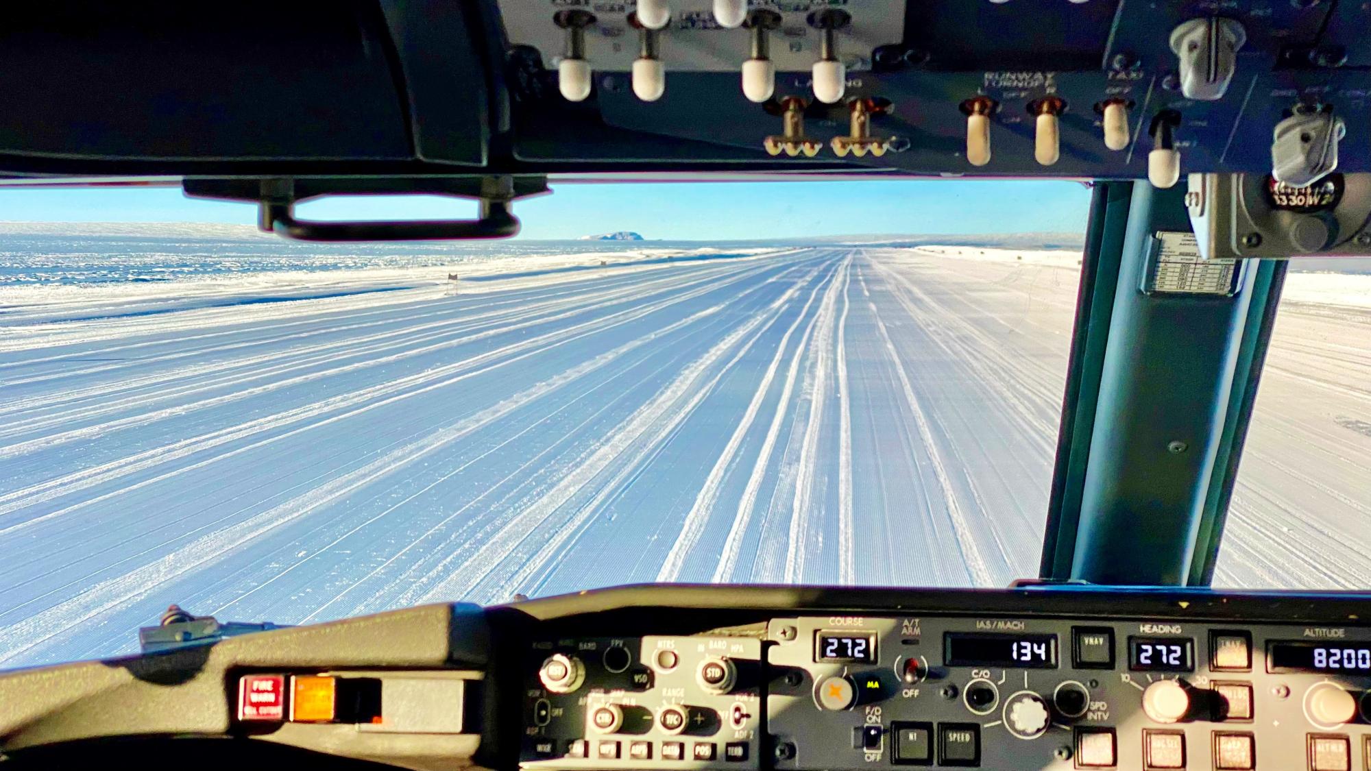 Пилоты показали, как выглядит ледяная взлетно-посадочная полоса в Антарктиде из их кабины