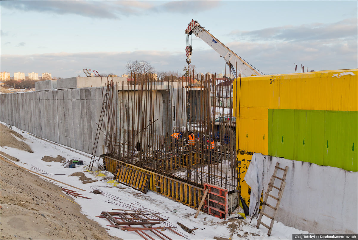 Киевлянам показали, как строится метро на Троещину (фото)