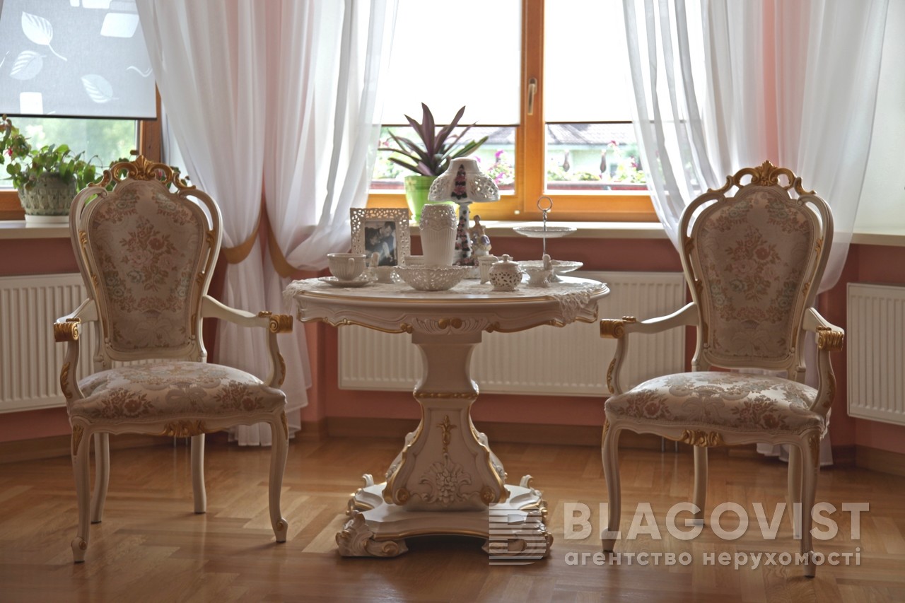 Под Киевом продают элитный особняк с местом для теннисного корта и вертолетной площадки (фото)